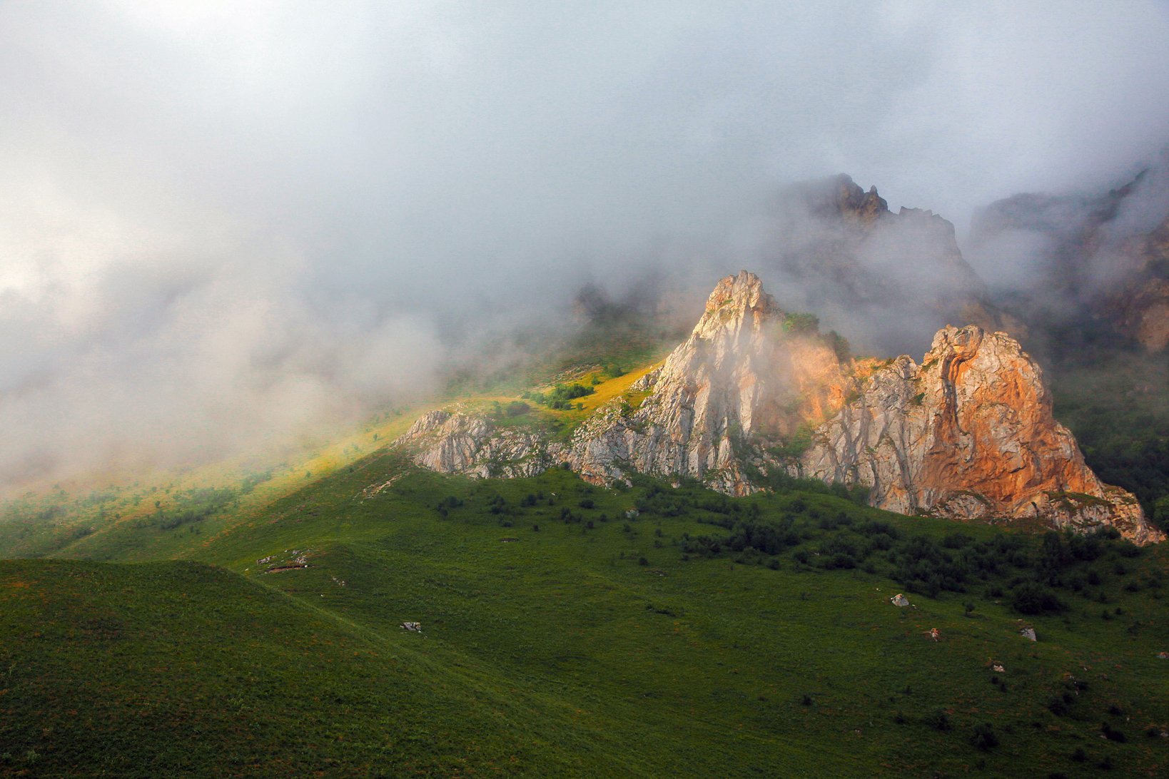 Горы Кабардино Балкарии с туманом