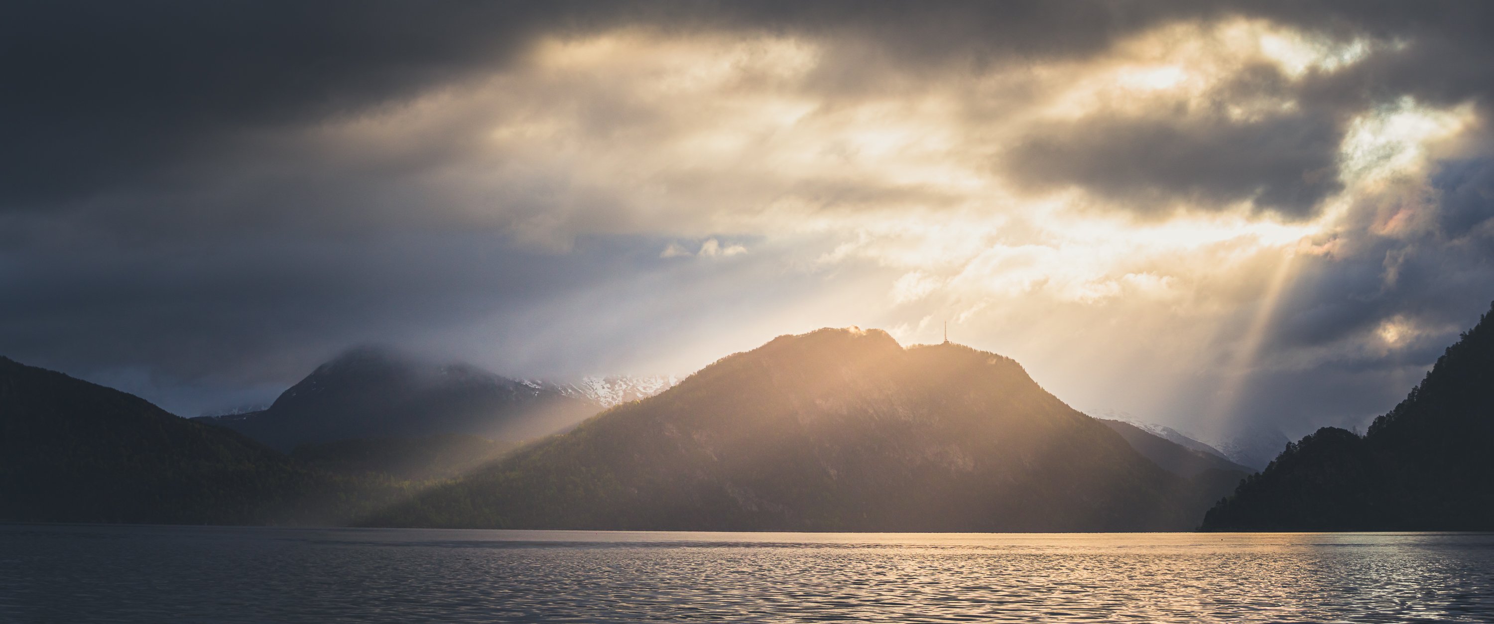 mountains,fiord,romsdal,norway,norwegian,outdoor,light,sunrise,morning,sun beams,light beams,light rays,, Adrian Szatewicz