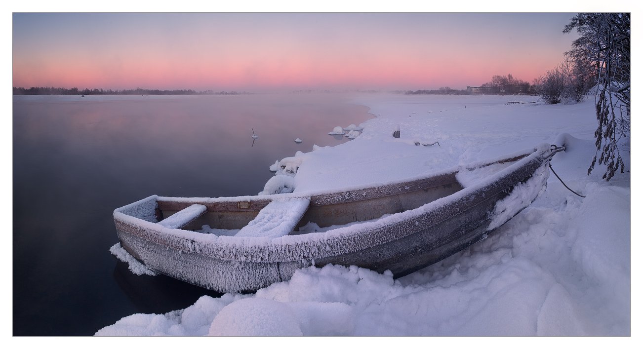 Лодка зимой на воде