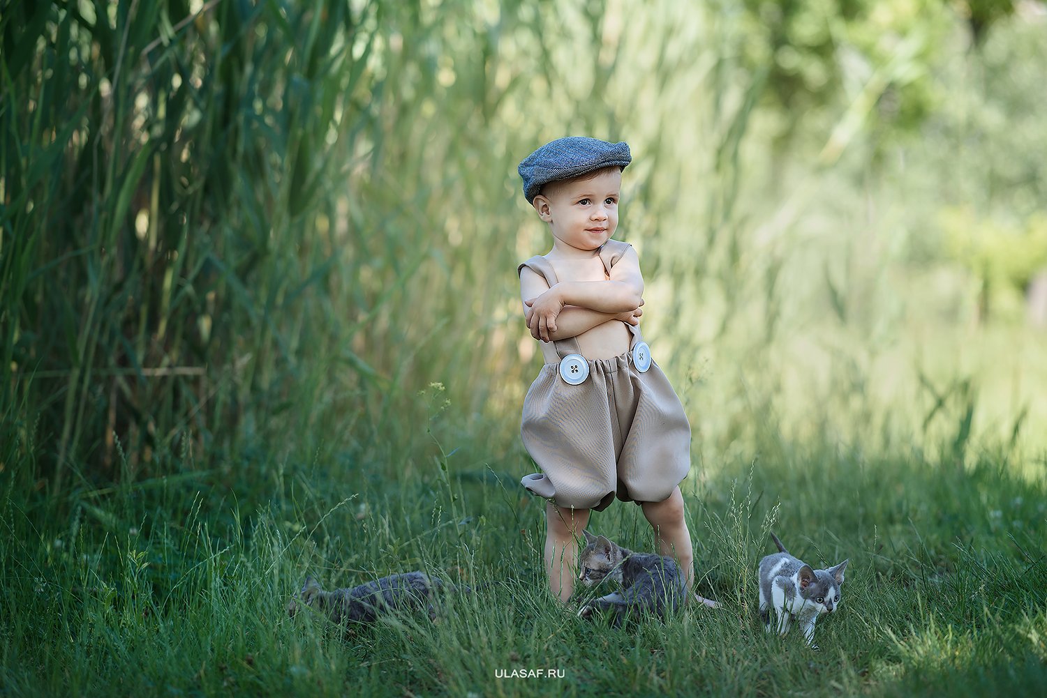 портрет, portrait, весна, spring, ребенок, дети, прогулка, животное, кошки, котята, котенок, cat, детские фотографии, кепка, радость, малыш, друзья, happy, босой, Юлия Сафо