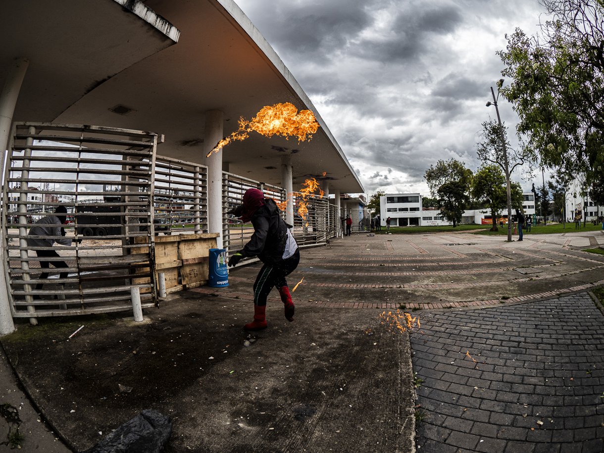 reportage, fire, universidad pública, colombia, resistencia, Kevin Molano