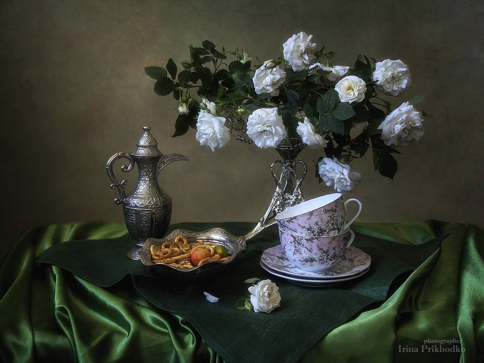 натюрморт, цветочный натюрморт, флористика, кустовые розы, чайная посуда, Ирина Приходько