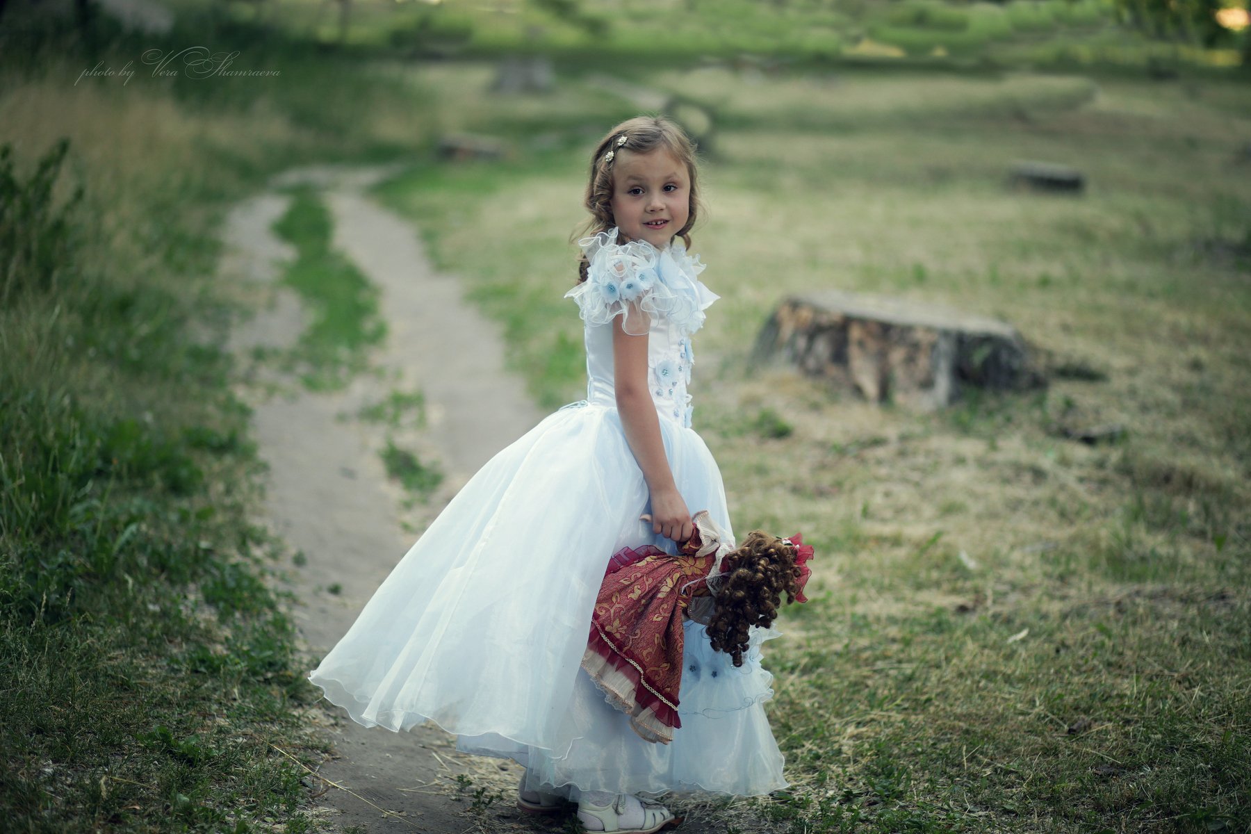 девочка с куклой лето улыбка ребенка фотограф вера шамраева, Вера Шамраева
