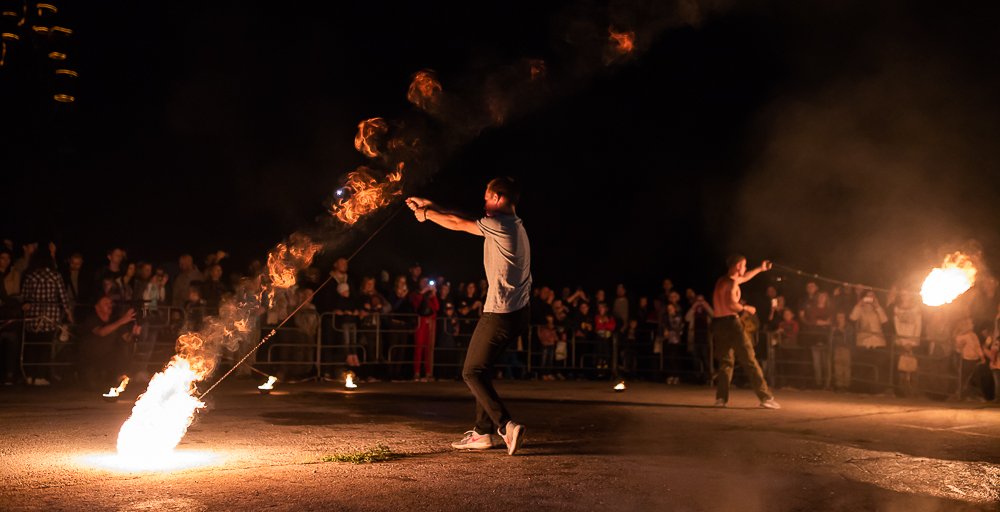 танцы с огнем, ночь, фаер-шоу, разновидность уличного перформанса, огненное шоу, фаерщики, танец с огнем, Aleksey Korolev