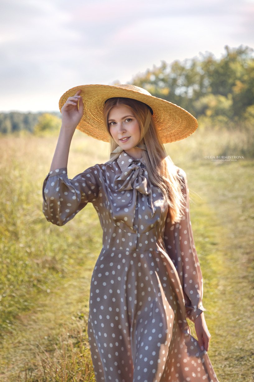 соломенная шляпка, летняя прогулка, платье в горошек, девушка в поле, солнечный день, жаркое лето, Ольга Бурмистрова