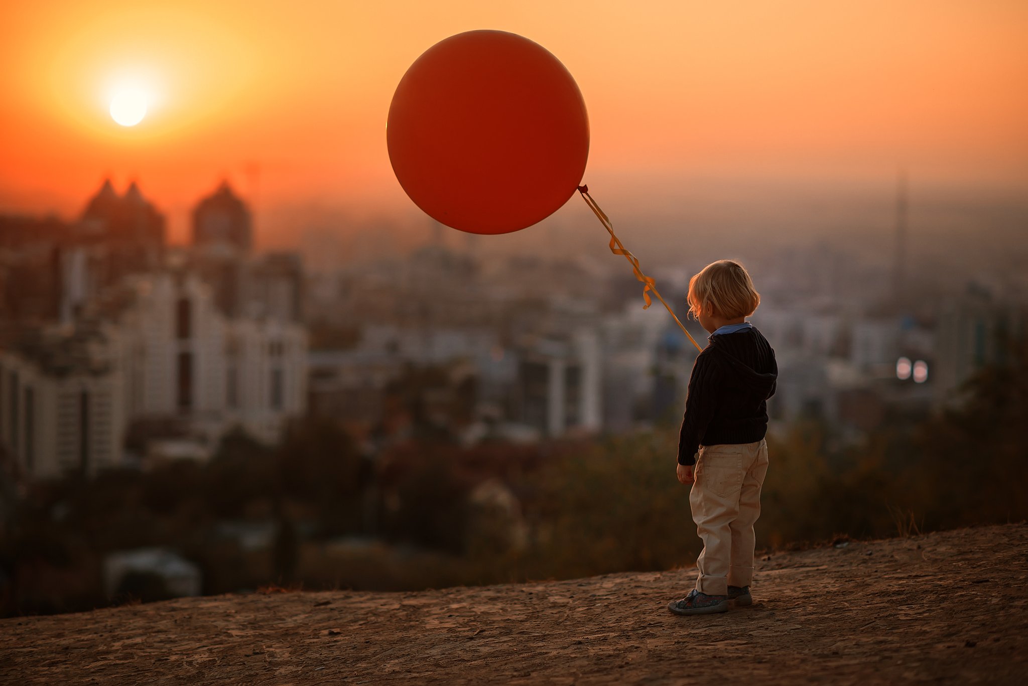 детский портрет, город, дети, сумерки, воздушный шар, на закате, Надежда Каминская