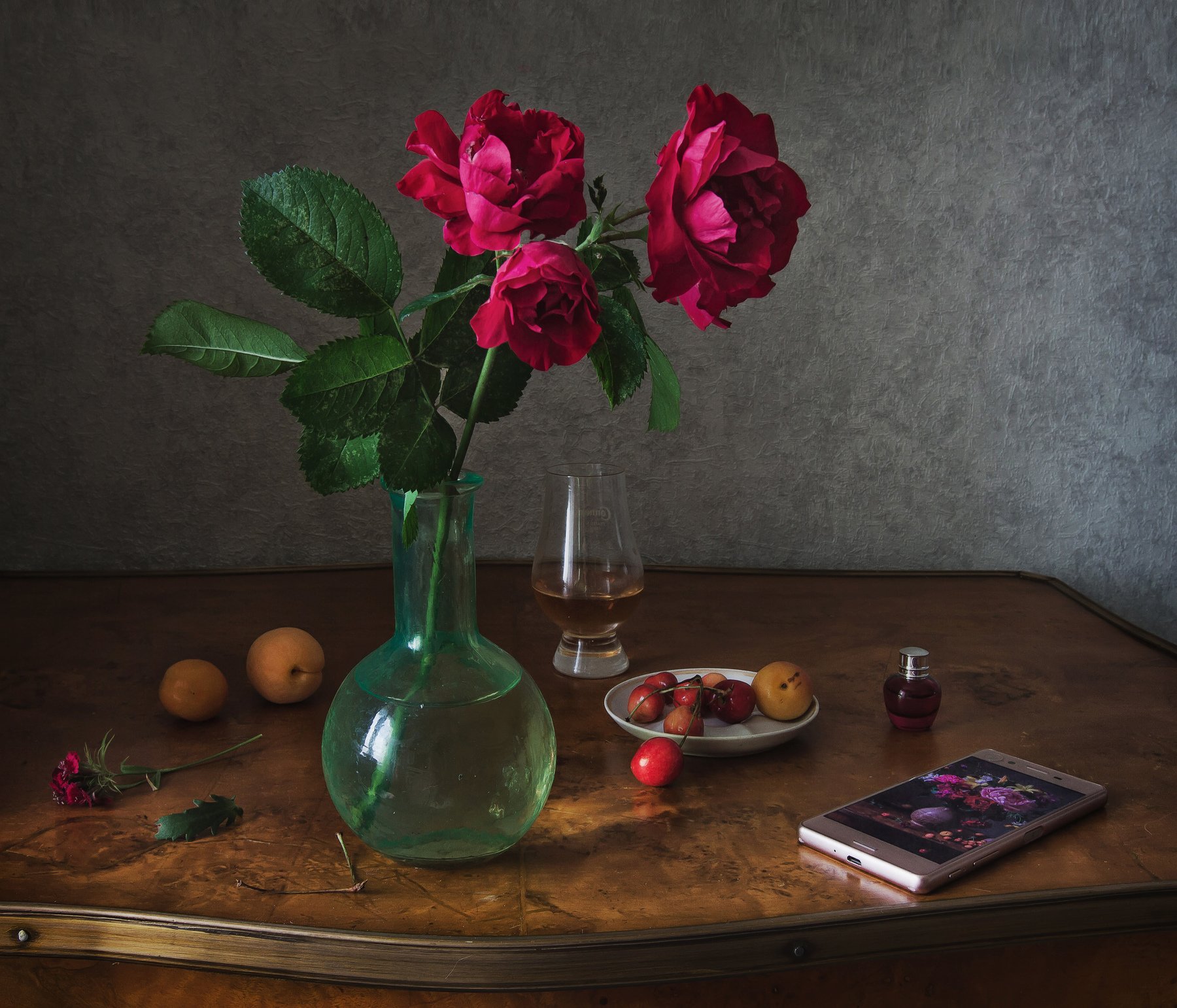натюрморт, стекло, цветы, шиповник, фрукты, смартфон, Анна Петина