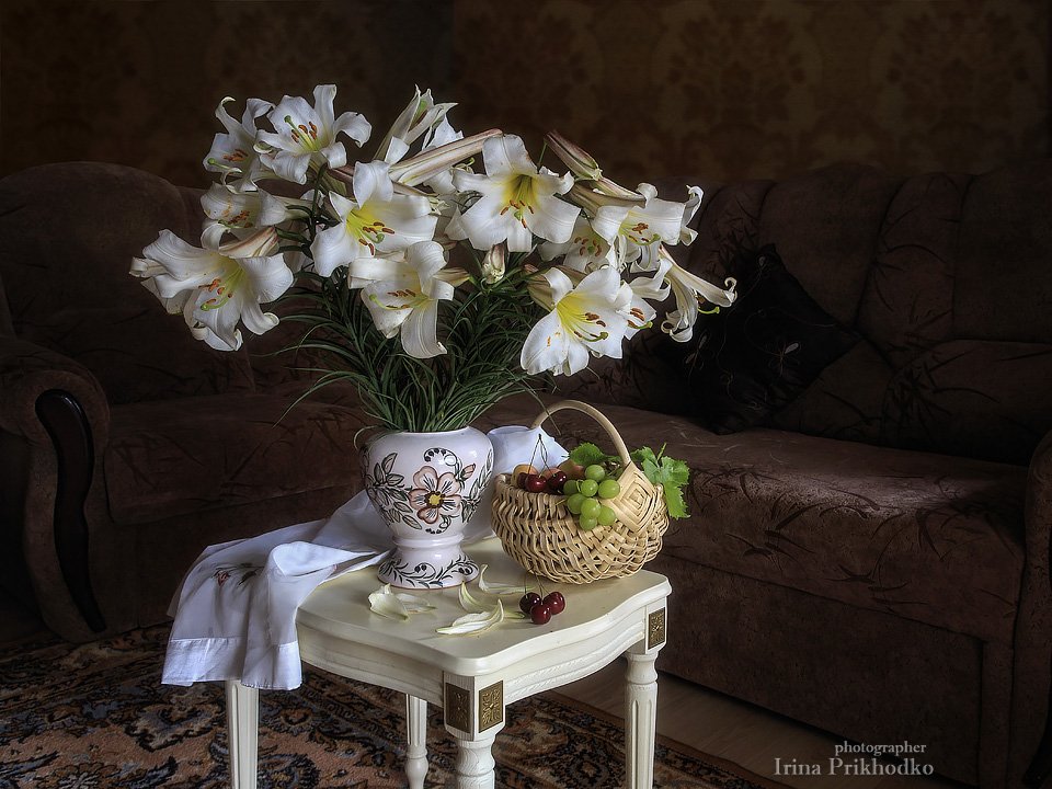 Натюрморт, интерьер, букет, белые лилии, фрукты, Ирина Приходько