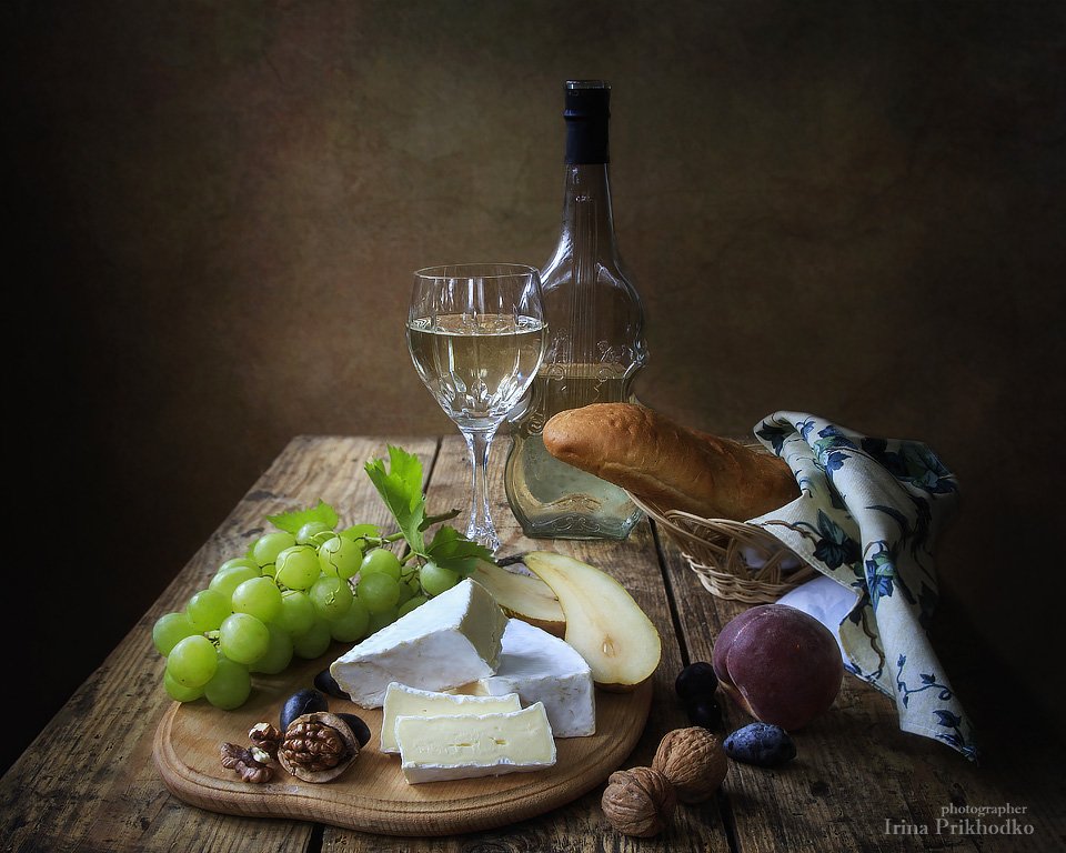 натюрморт, еда, напитки, белое вино, сыр бри, фрукты, ретро, винтажный натюрморт, Ирина Приходько