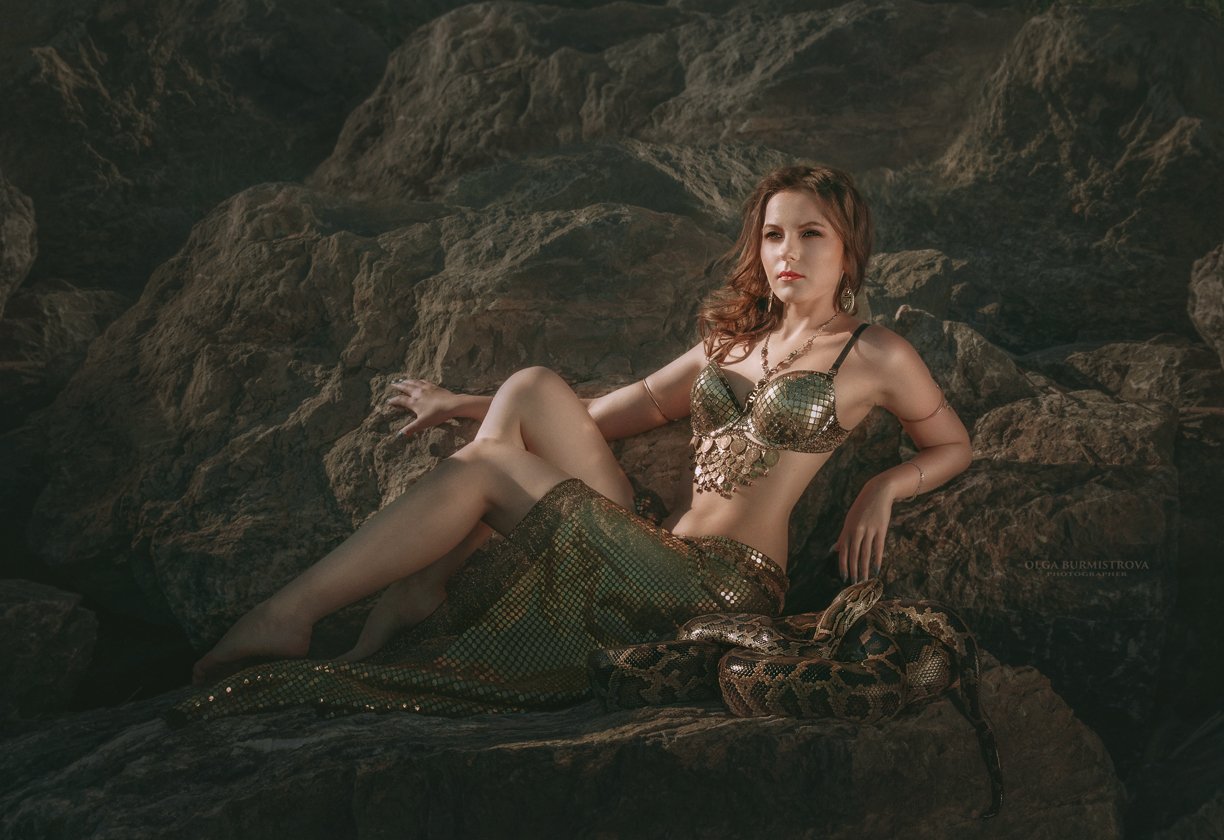 питон, фото со змеёй, девушка и змея, камни, амазонка, Ольга Бурмистрова