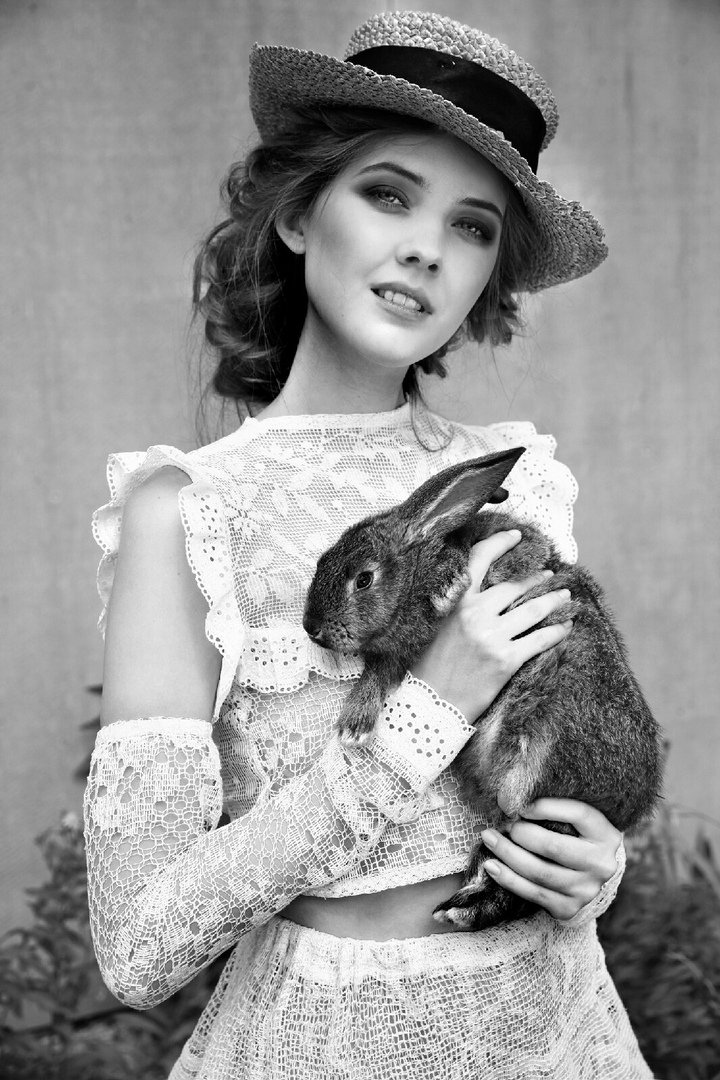 девушка с шляпа кроликом чб кружево зайкой зайчик кролик зайка, Олег Туринский