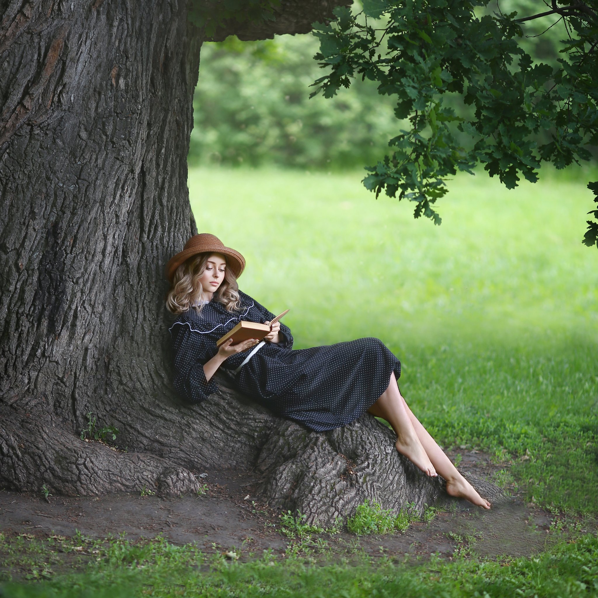 старый дуб, огромный дуб, девушка в шляпке, девушка читает книгу, книга, лето, зелень, босая, босая девушка, блондинка, ретро, в парке, девушка в парке, девушка в парке с книгой, читает, чтение, Ирина Голубятникова