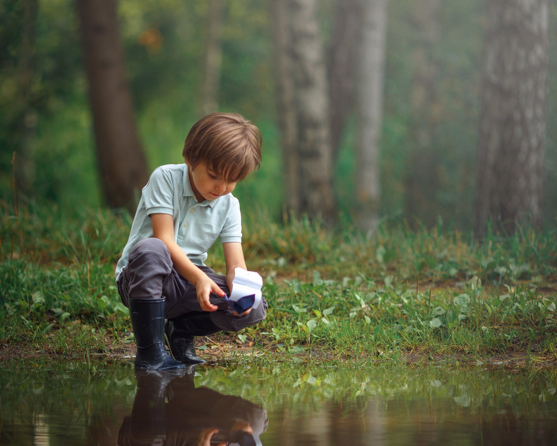 Невероятный мальчик. Мальчик у ручья. Мальчик на природе. Мальчик с корабликом. Мальчик весной.