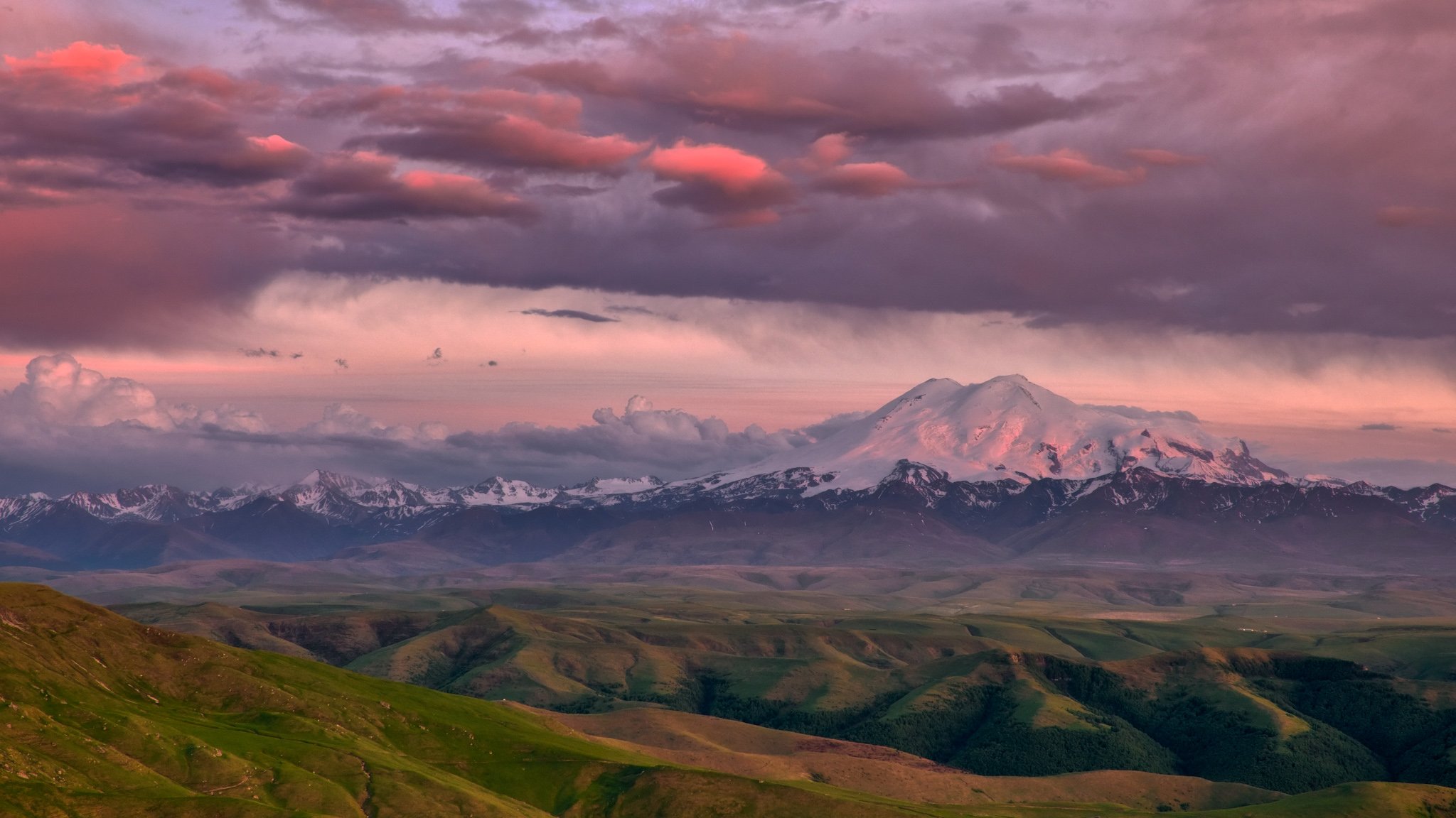 горы кавказа на закате