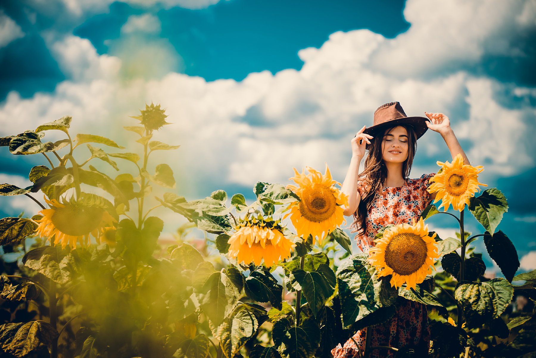 девушка  поле  подсолнечник  шляпа  улыбка  лето  небо  желтый  голубой  платье, Игорь Сидорук