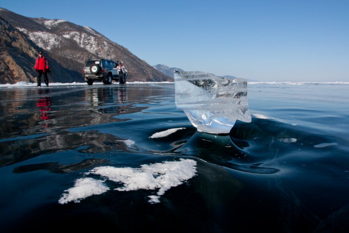 Прозрачный лед озера. Прозрачный лед Байкала. Байкальский ледяной дзен. Озеро Байкал прозрачный лед. Лед 2 Байкал.