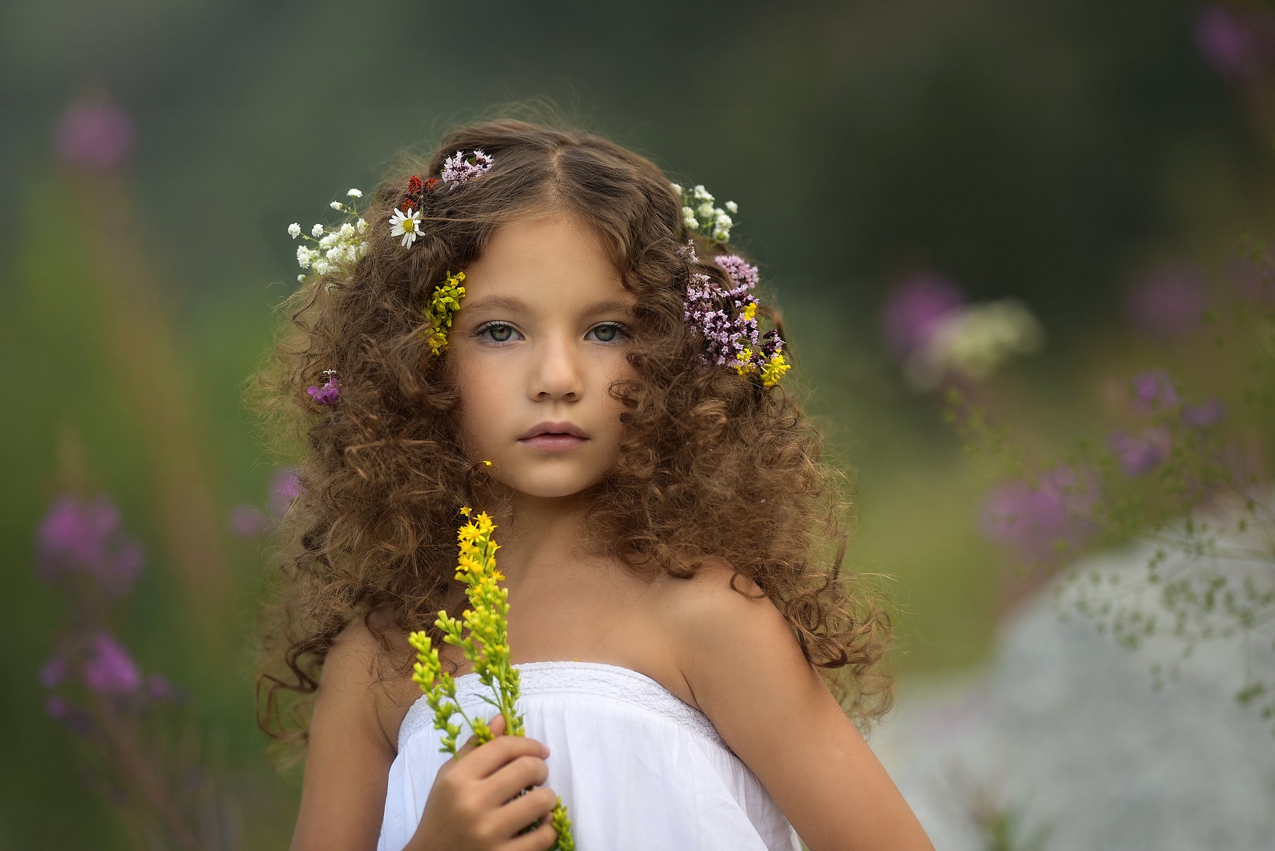 девочка, лето, в горах, детская фотография, детство, горы, цветы, цветы в волосах, Надежда Каминская