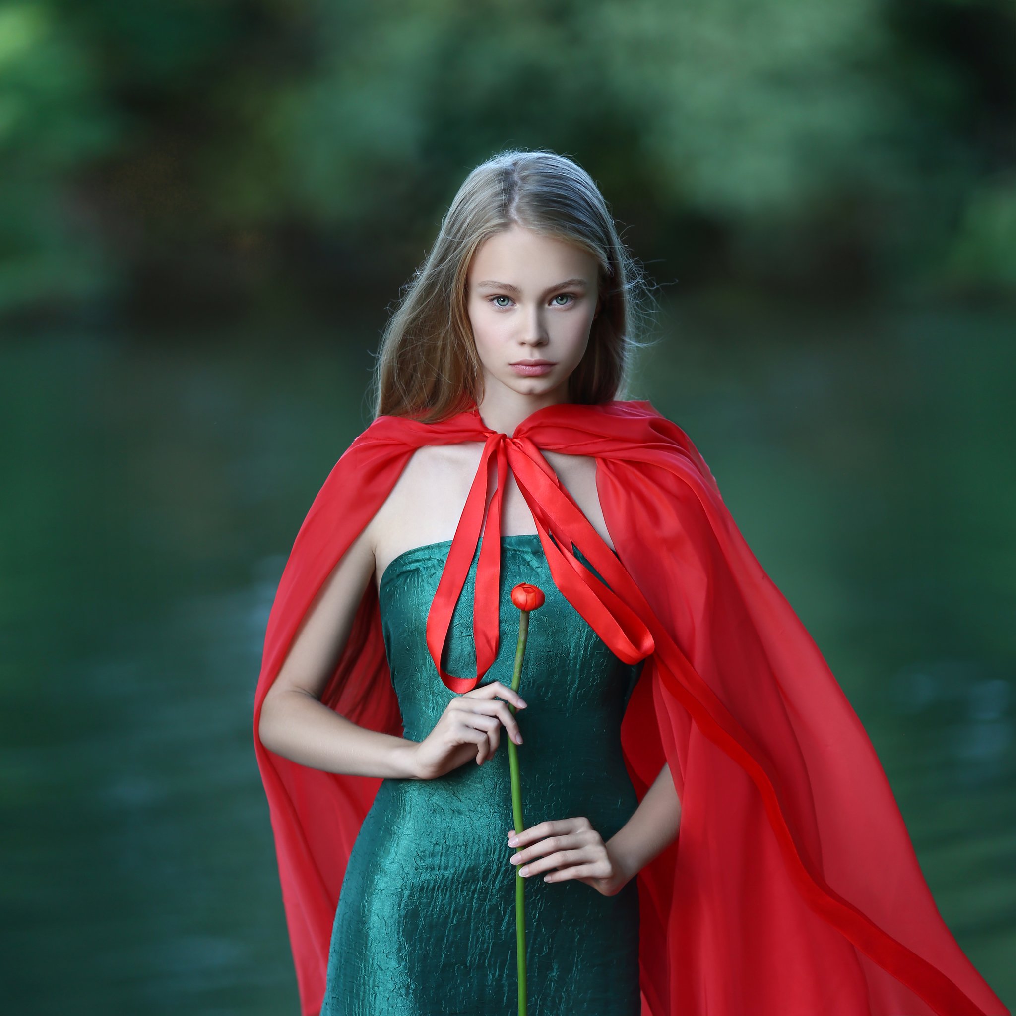 кувшинка, зеленое платье, красный плащ, девушка в красном плаще, девушка с кувшинкой, девушка на реке, Ирина Голубятникова