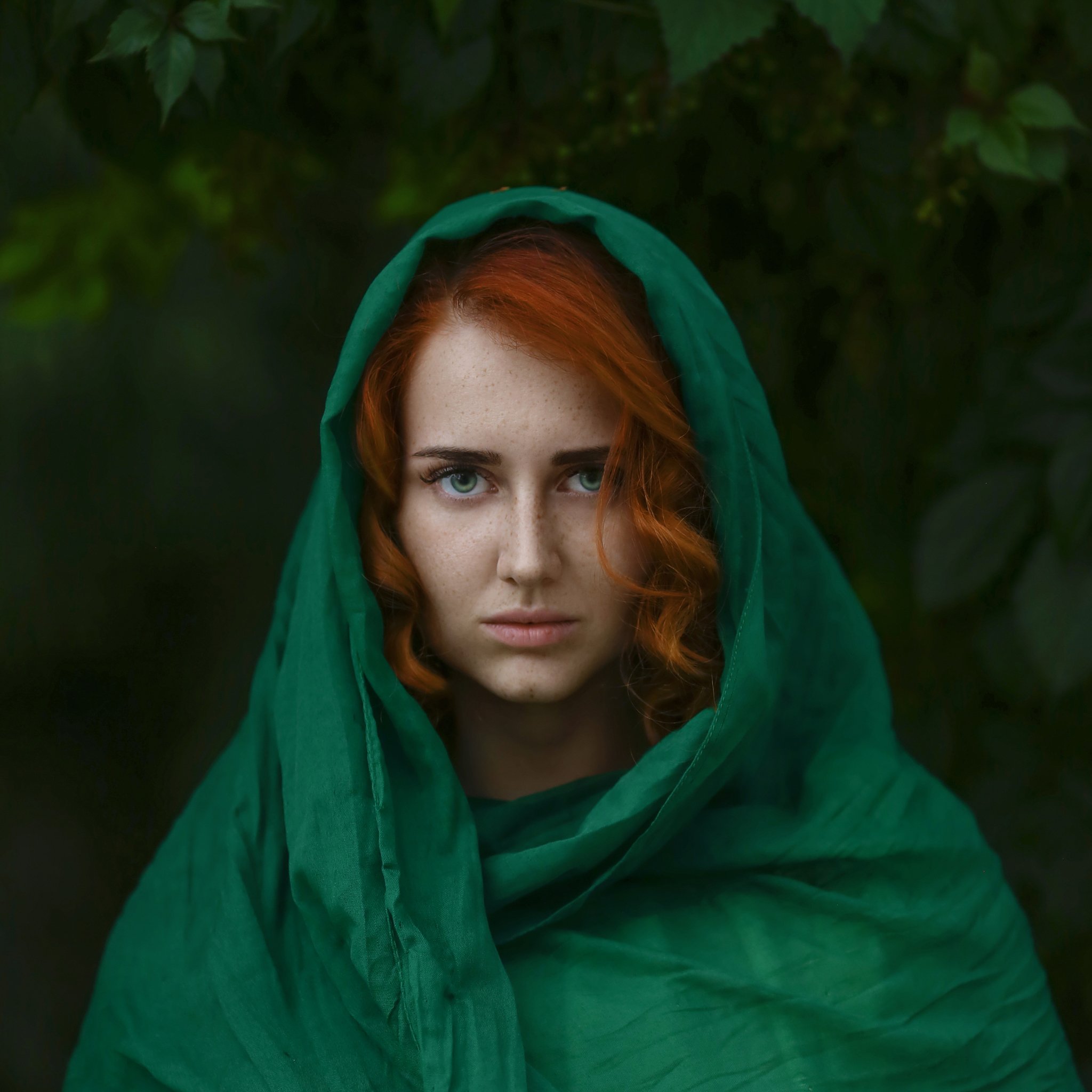 ражая, рыжая девушка, конопушки, веснушки, зеленые глаза, рыжая девушка в зеленом платке, рыжий с зеленым, Ирина Голубятникова
