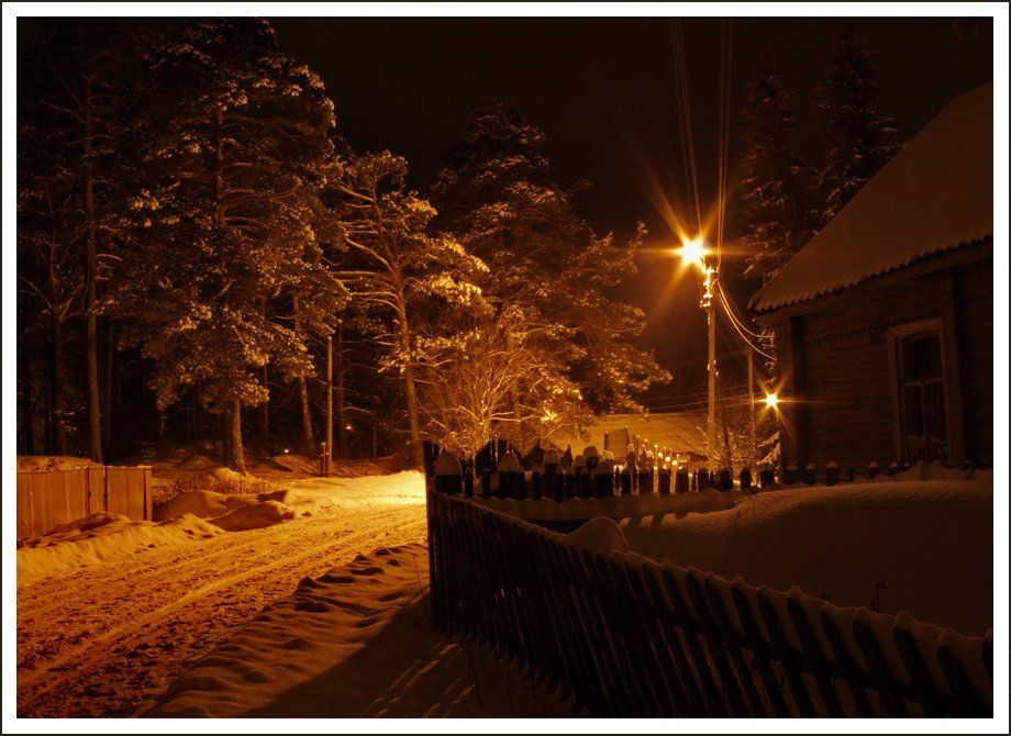 зима, деревня, снег, покосившийся забор, фонари, сосны, Сергей Рассказов