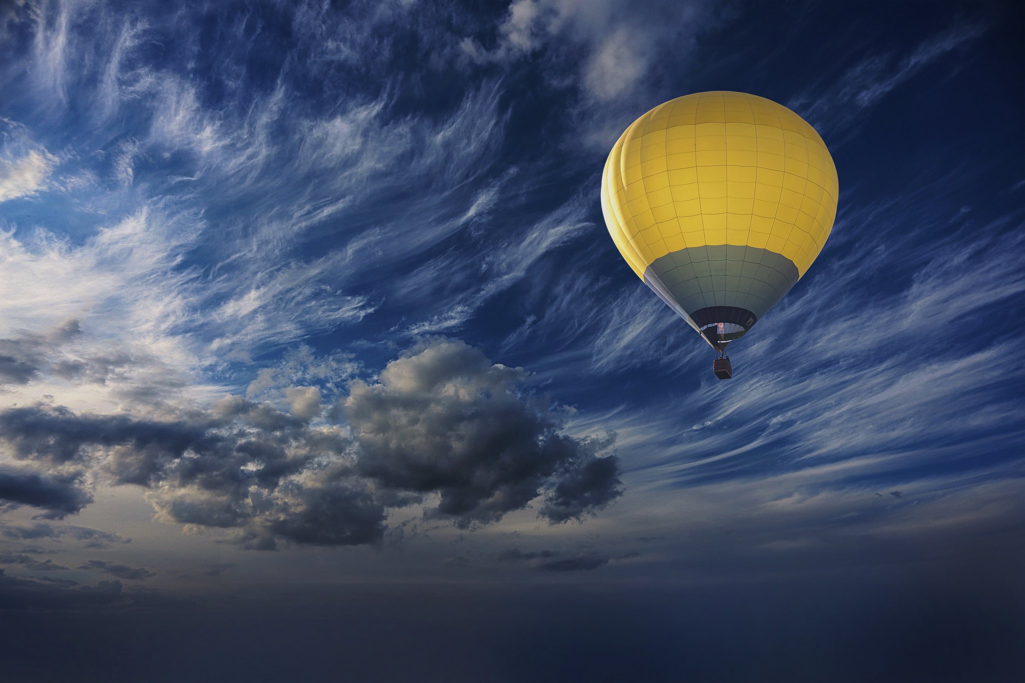 Воздушный шар в голубом небе