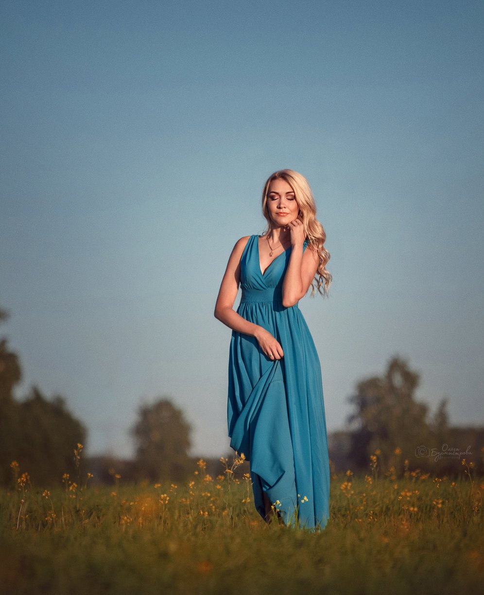 в поле, фотопрогулка, голубое платье, на полянке, Ольга Бурмистрова