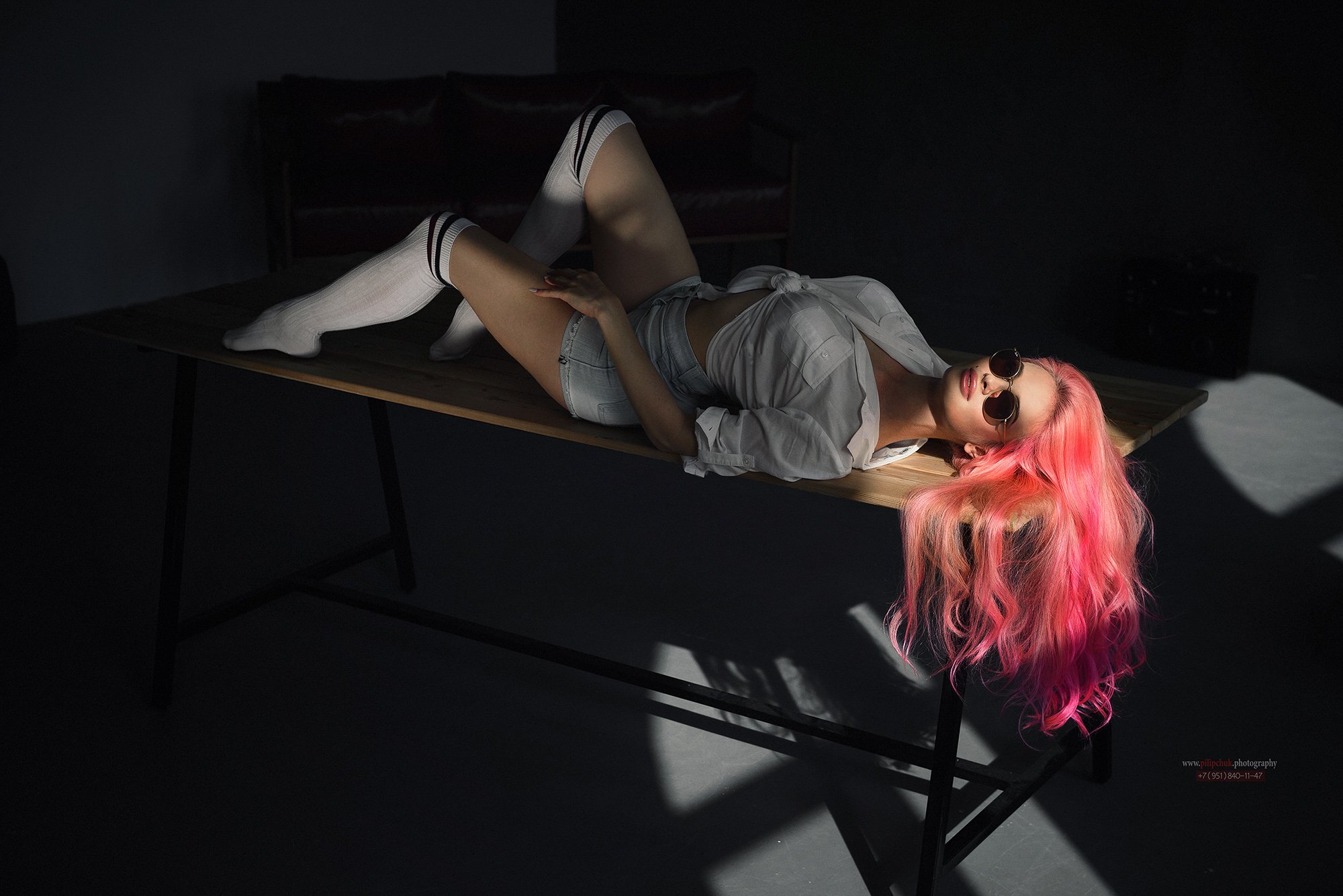 розовые волосы, портрет, девушка на столе, фото в студии, лучший портрет девушки ), Пилипчук Константин