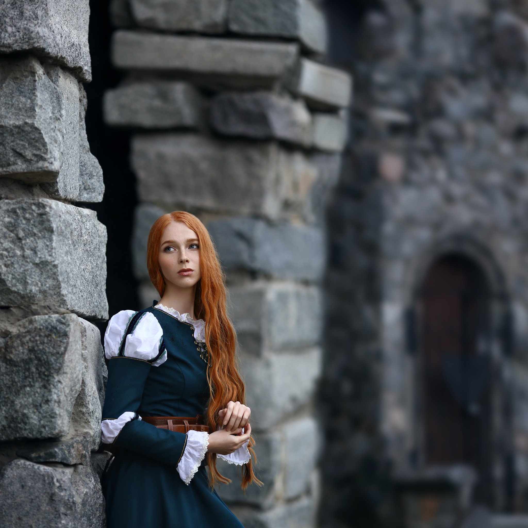замок, храброе сердце, рыжая девушка, серый замок, серые камни, зеленое платье, исторический костюм, Ирина Голубятникова