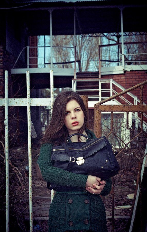 девушка, забор, портфель, руки, взгляд, Александр Чикишев