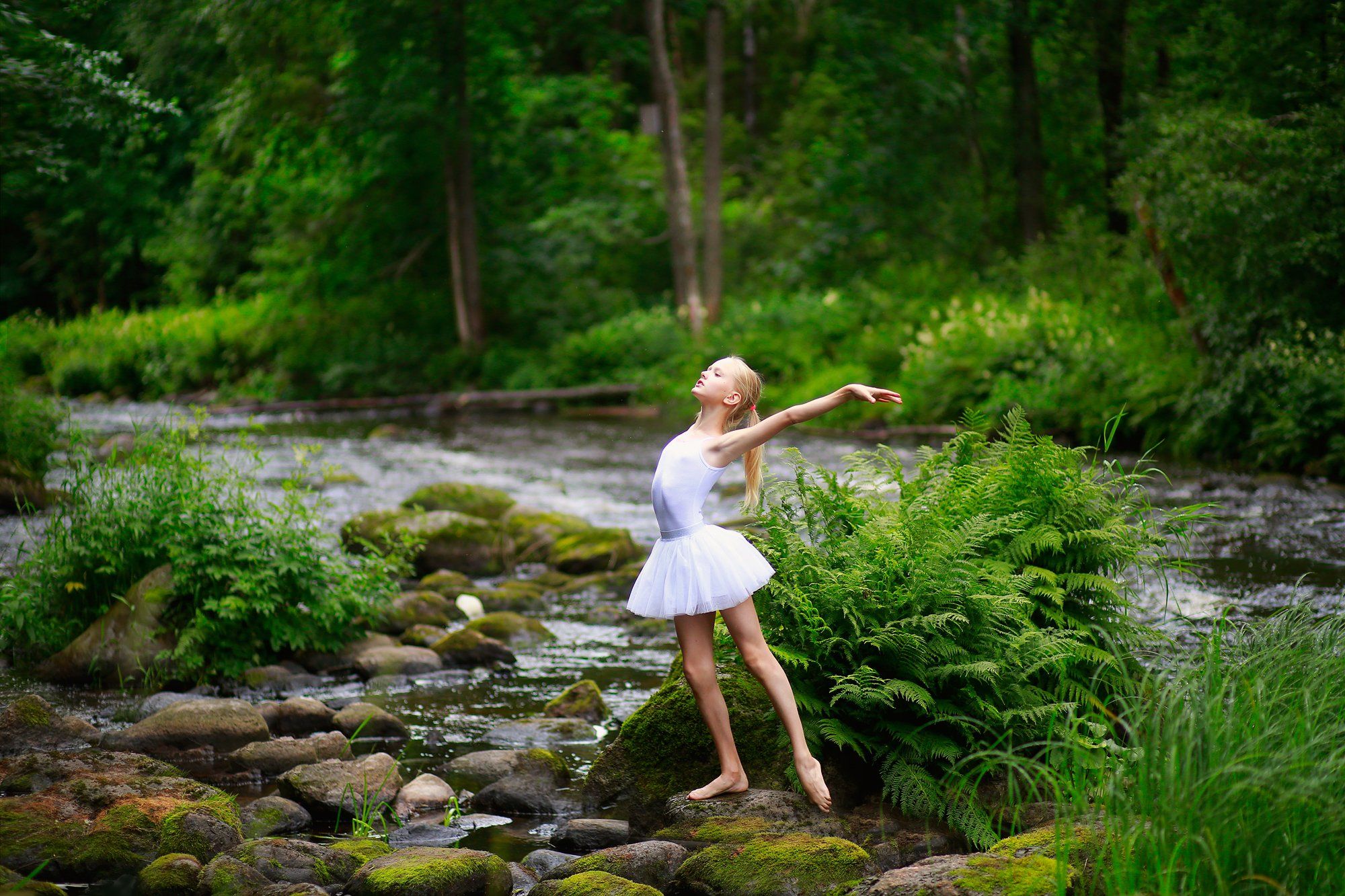 Юные девушки на природе. Девушка танцует в лесу. Девочка танцует на природе. Летние мотивы.