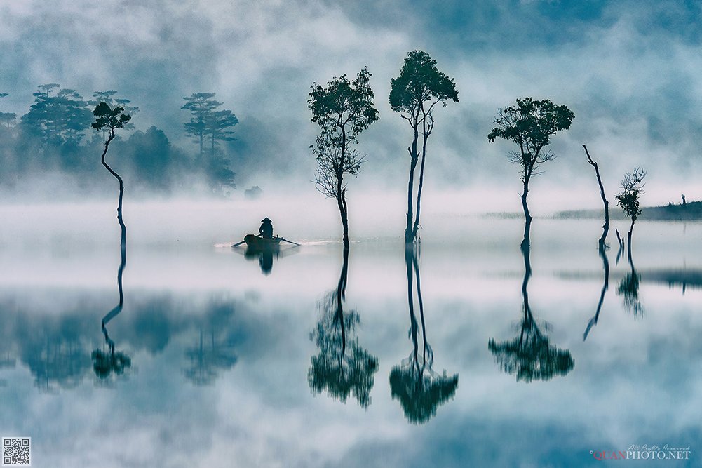 quanphoto, landscape, morning, dawn, lake, foggy, misty, reflections, boat, trees, vietnam, quanphoto
