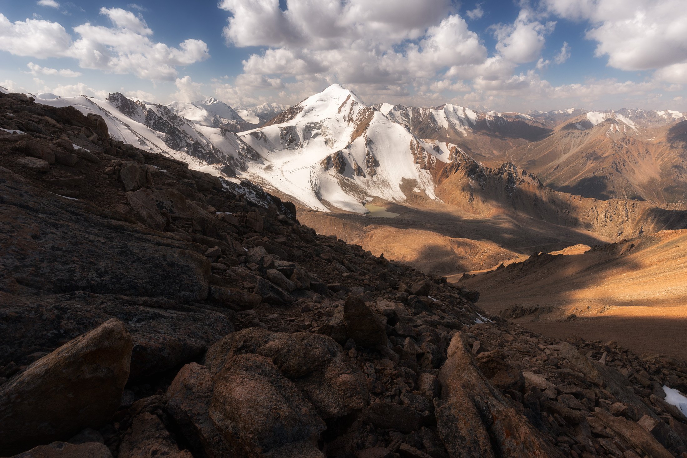 Шайлушан фото. Горы Тянь Шань. Тянь-шаньский хребет Киргизия. Северный Тянь Шань Киргизия. Горы Тянь Шань Китай.