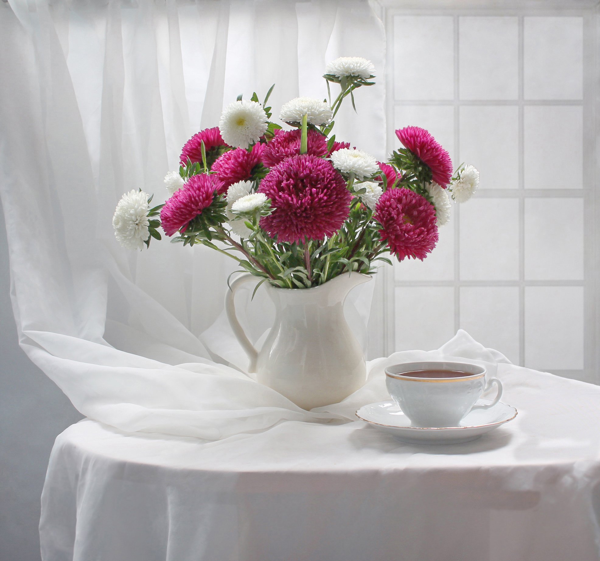 Доброе утро картинки красивые букеты цветов. Красивые цветы в вазах. Астры в вазе. Букеты в вазах. Натюрморт с астрами и хризантемами.