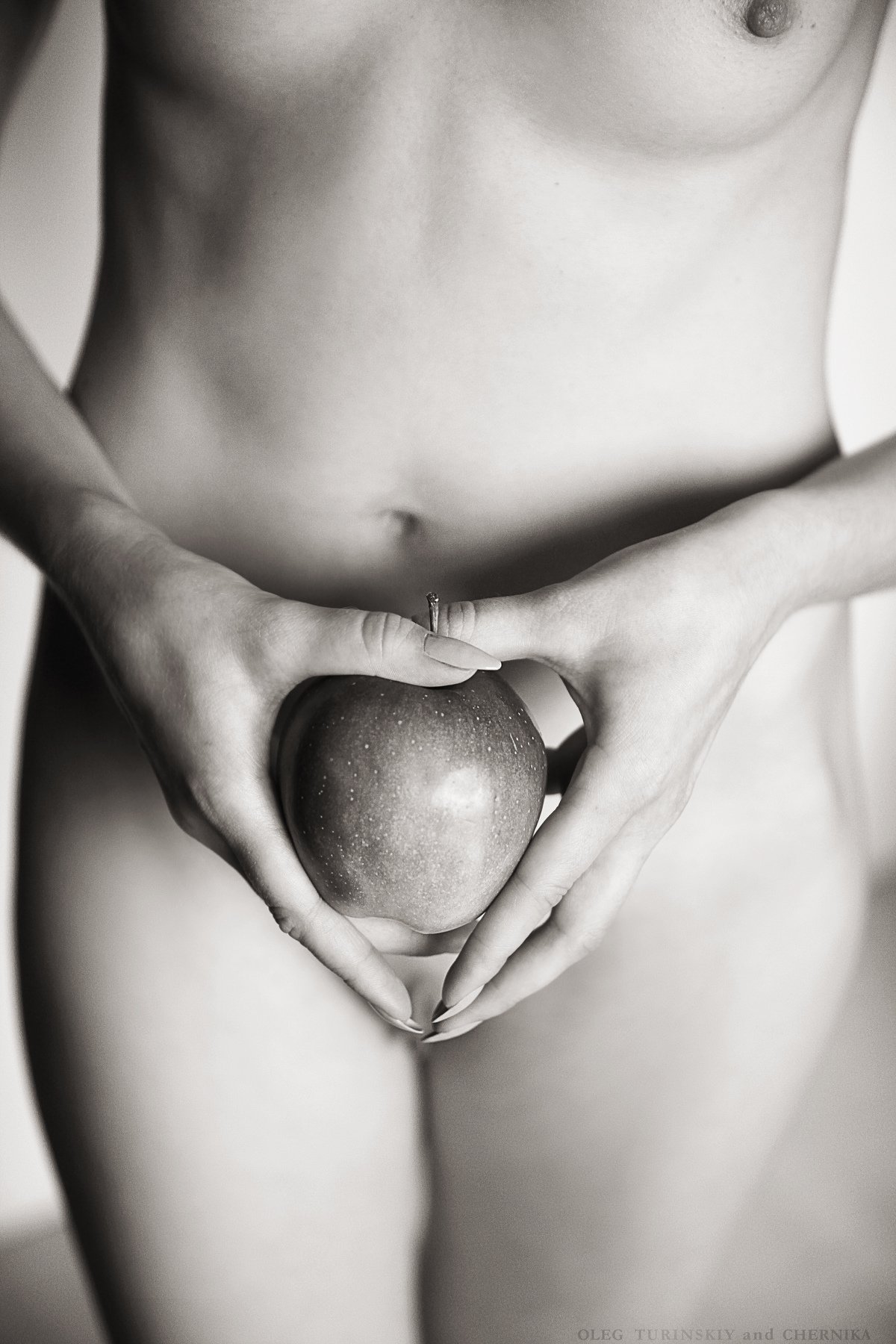 женщина тело обнаженка яблоко руки грудь, Олег Туринский