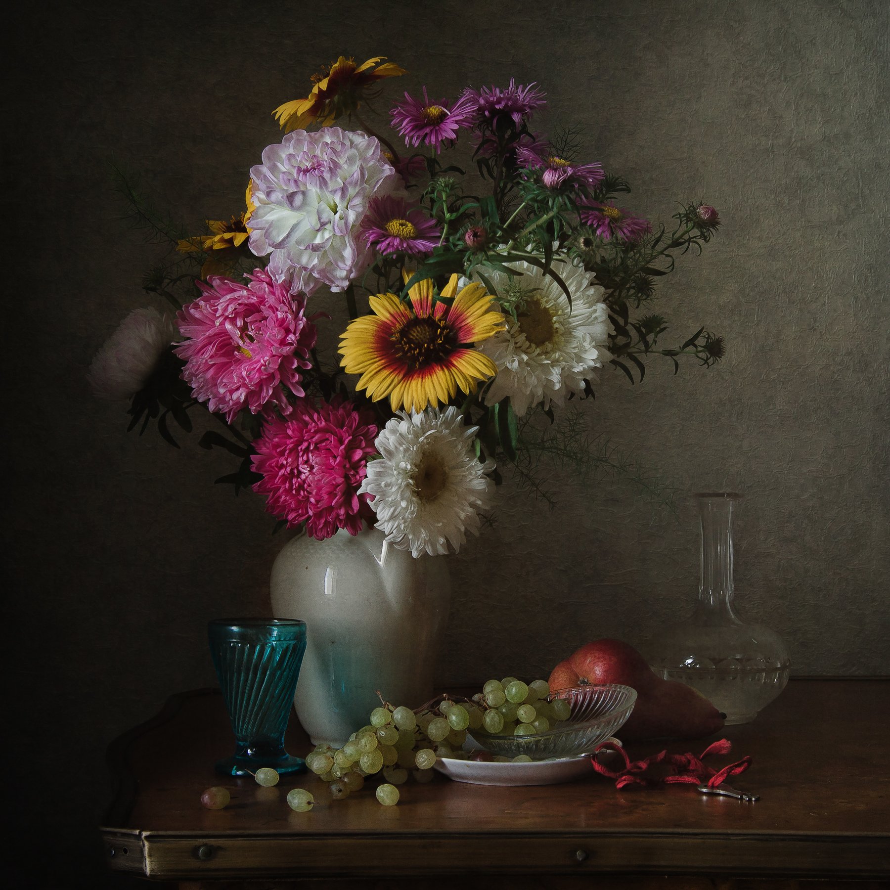 натюрморт, фарфор, стекло, цветы, виноград, груша, Анна Петина