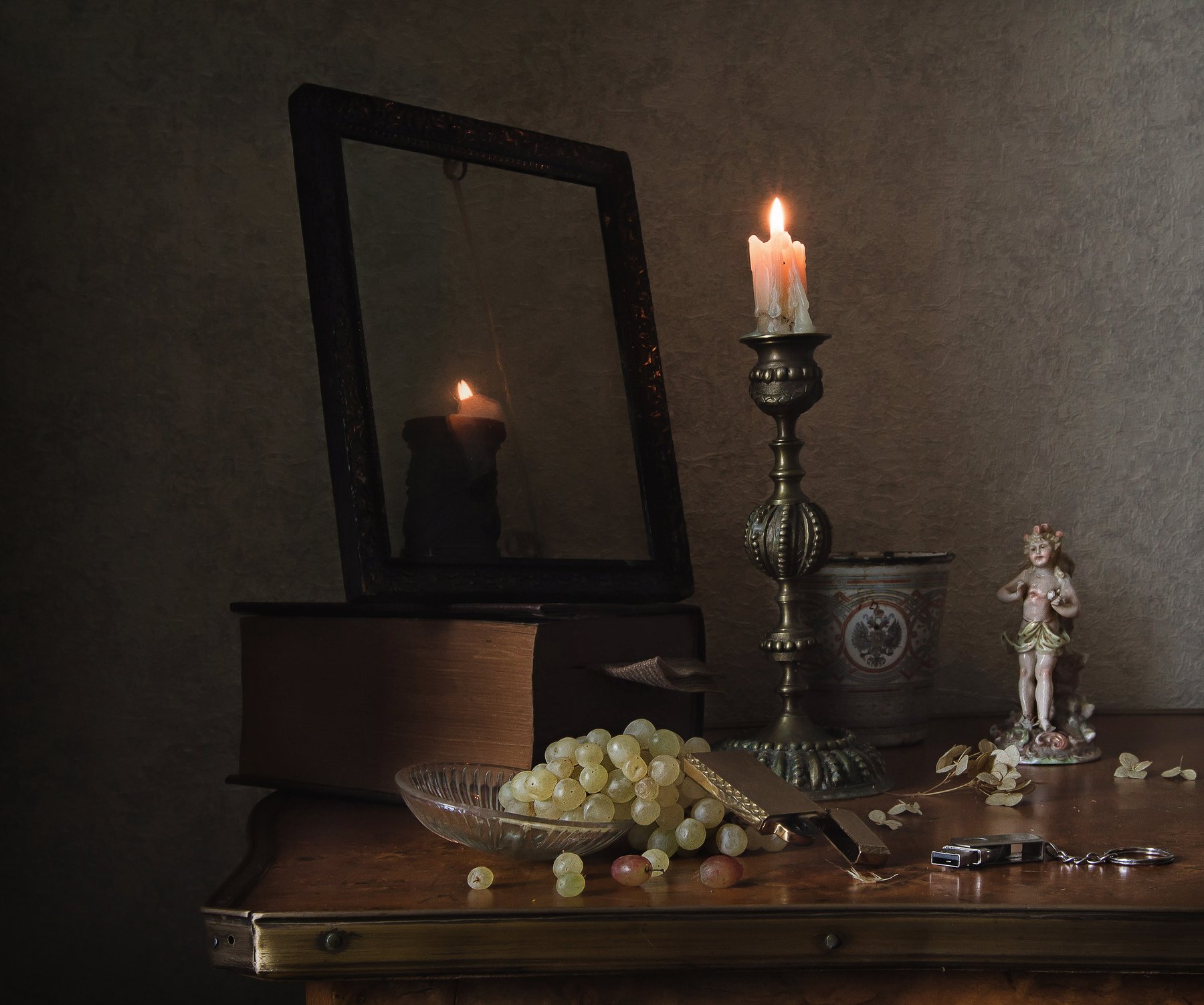 натюрморт, свеча, подсвечник, зажигалка, флешка, статуэтка, виноград, Анна Петина