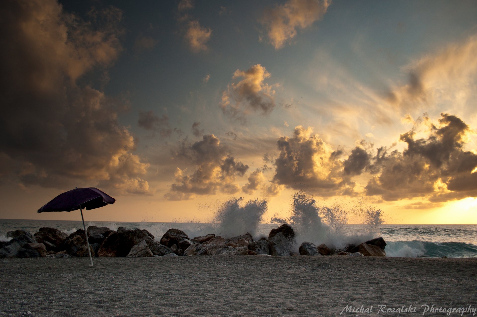 sunset, beach, clouds, rocks, sunrays, Michal Rozalski