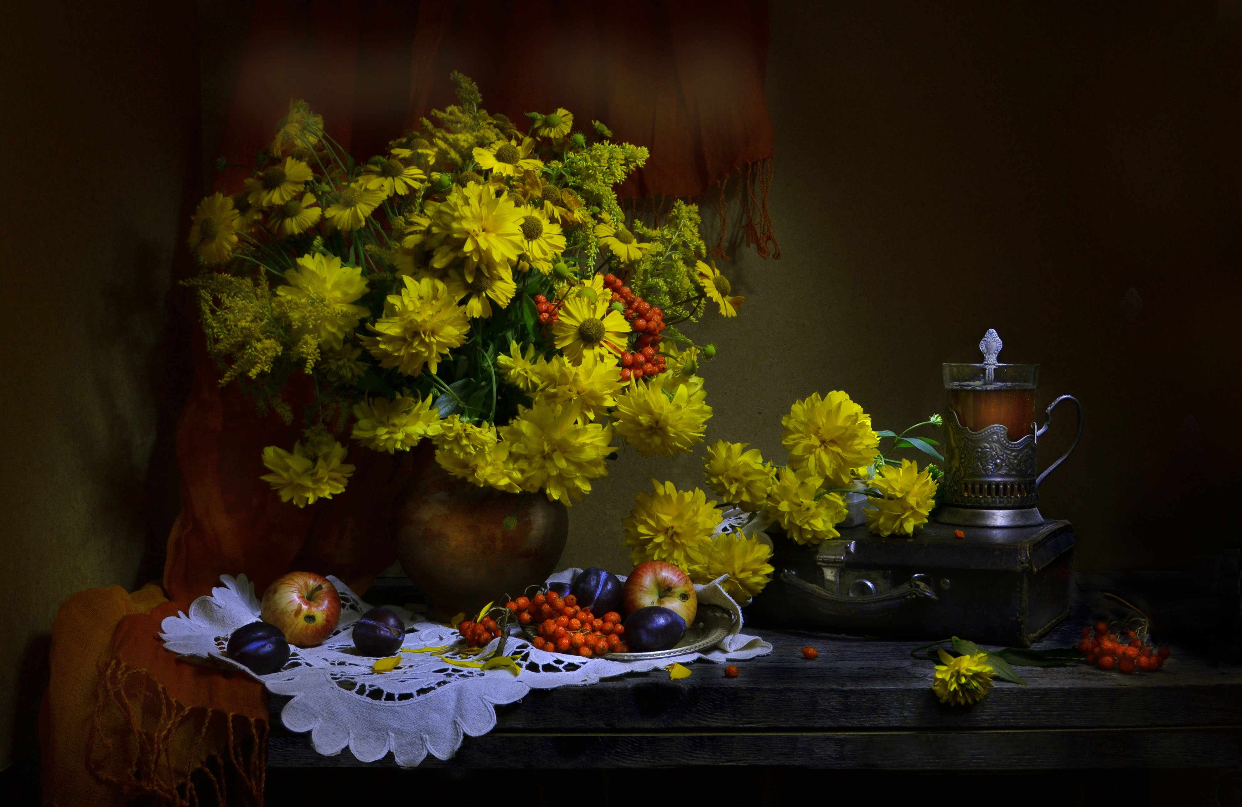 still life, натюрморт,фото натюрморт, сентябрь, осень, цветы, золотые шары, рябина, яблоки,  чемодан, Колова Валентина