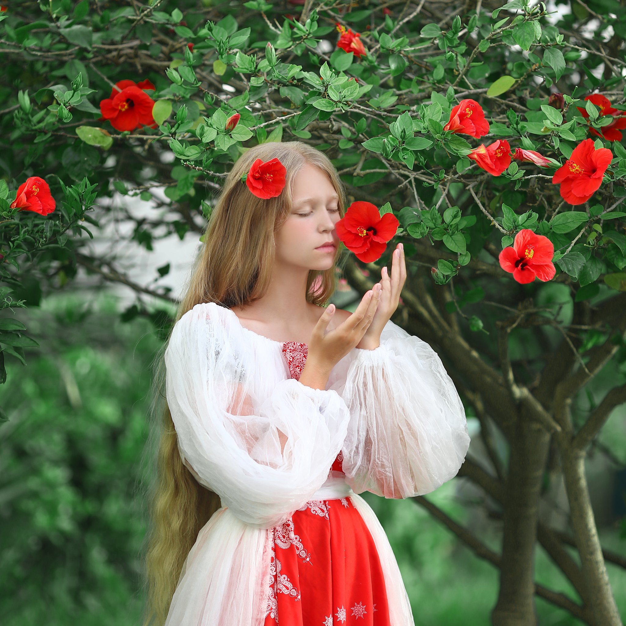 блондинка, Тунис, красные цветы, девушка с красными цветами, белое платье, райский сад, Ирина Голубятникова