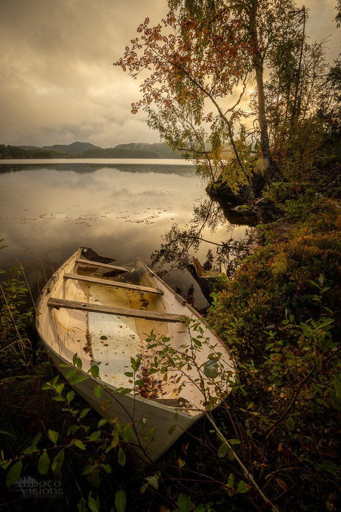 lake,autumn,autumnal,norway,norwegian,boat,shoreline,nature,natural,outdoor,light,, Adrian Szatewicz