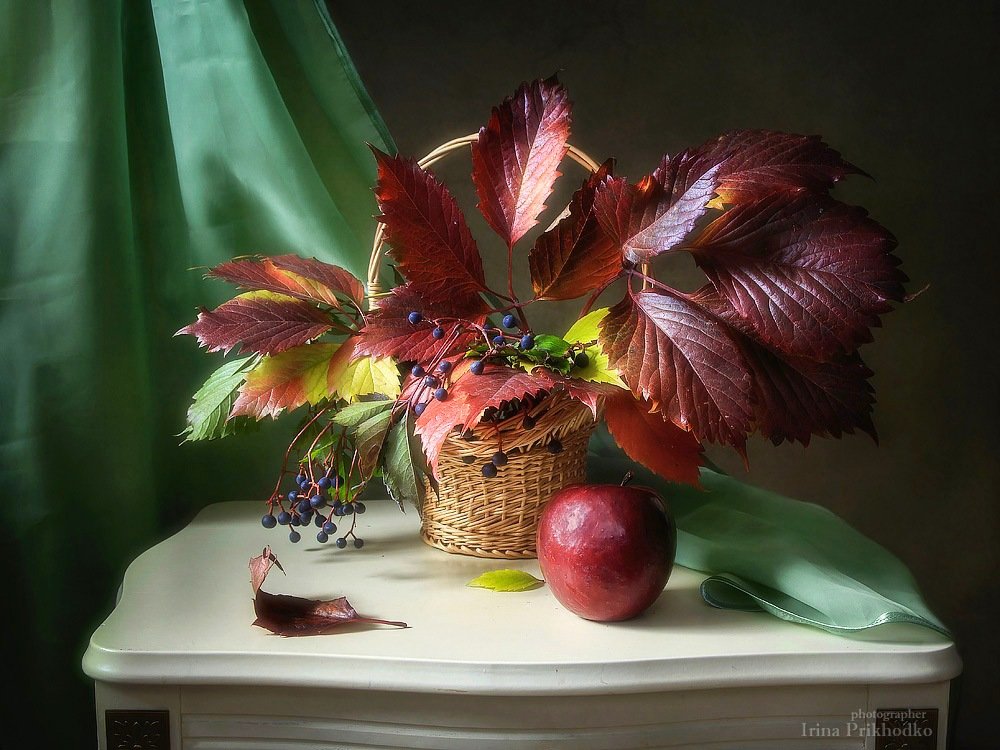 натюрморт, осень, осенние листья, корзина, яблоко, Ирина Приходько