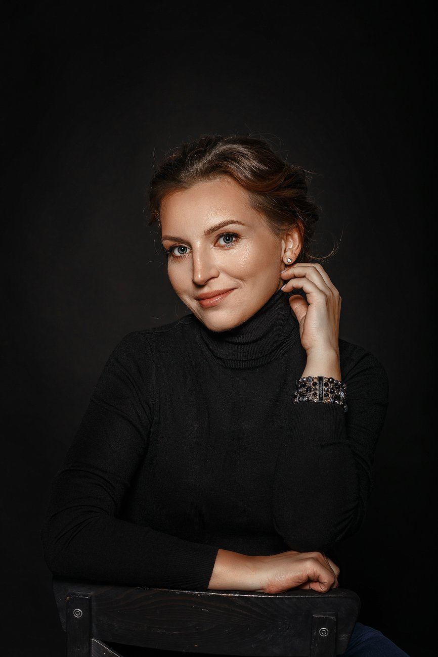 портрет, девушка, студийный портрет, черная водолазка, Надежда Бочарникова