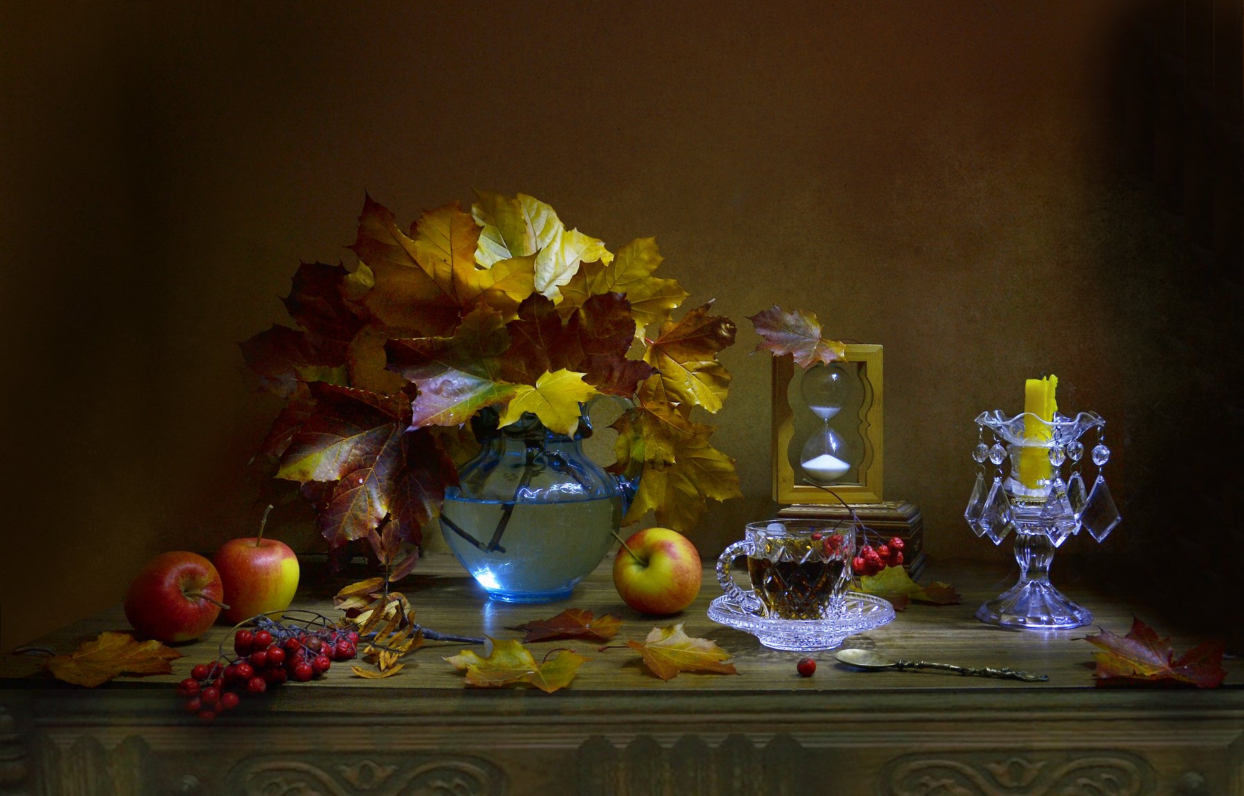 still life, натюрморт,фото натюрморт, стихи, октябрь, осень,кленовые листья, свеча, подсвечник,песочные часы,рябина, яблоки, хрусталь, чашка чая, Колова Валентина