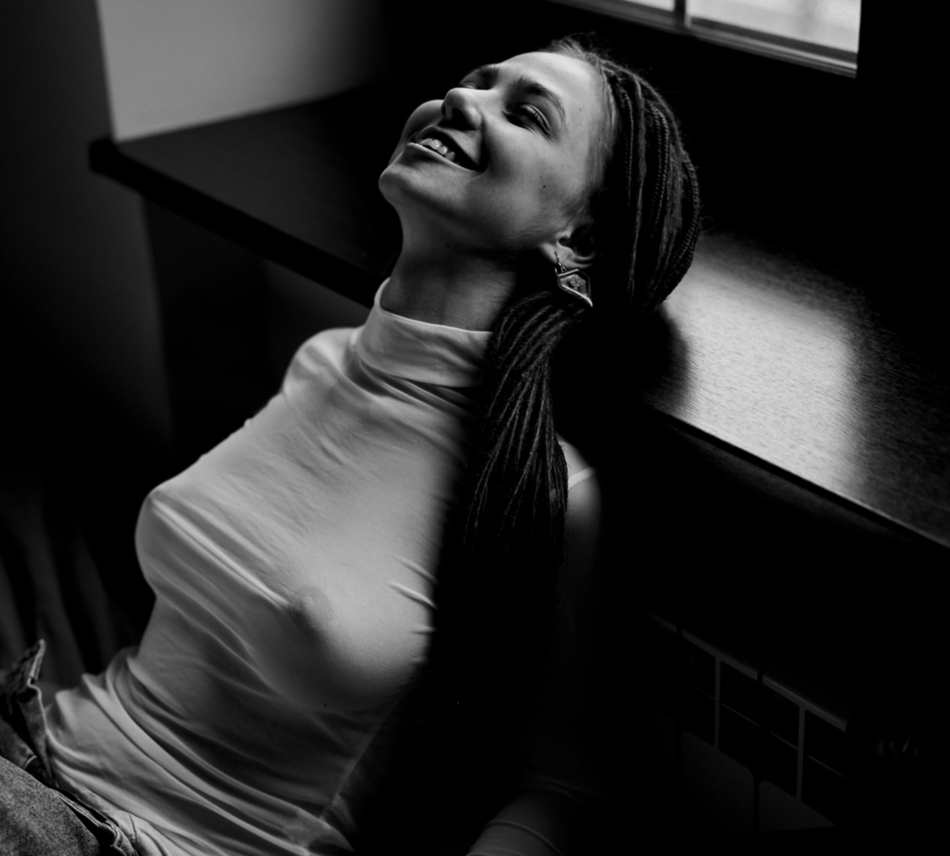 girl, at home, b&w, black and white, portrait, natural light, smile, smiling, fun, Moscow, , Роман Филиппов
