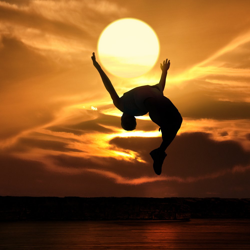 Парень солнце. Солнце ползет вверх. Солнце на ладони. Человек летит. Девушка тянется к солнцу.