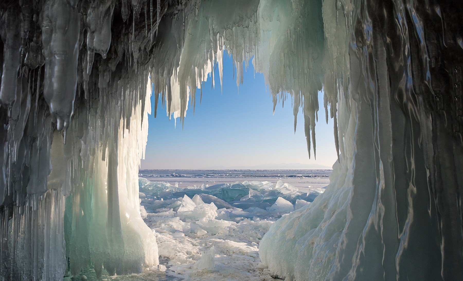 ольхон пещера грот лёд зима  байкал утро сосульки, Юрий Мальцев