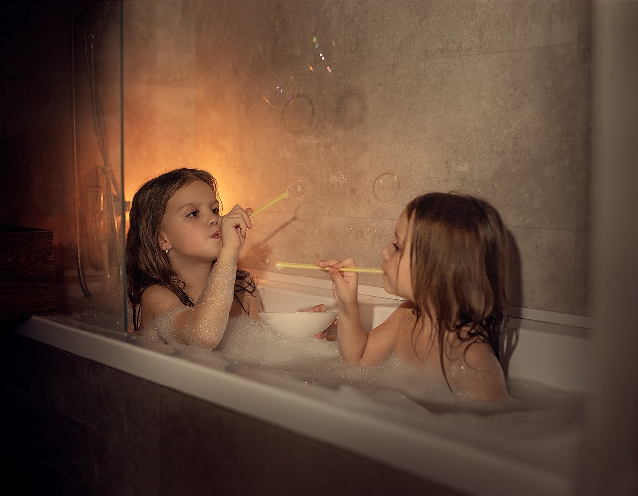 Девушки моются вместе. Сестричка в ванной. Сестренка в ванной. Сестра в ванне. Две девушки купаются в ванной.