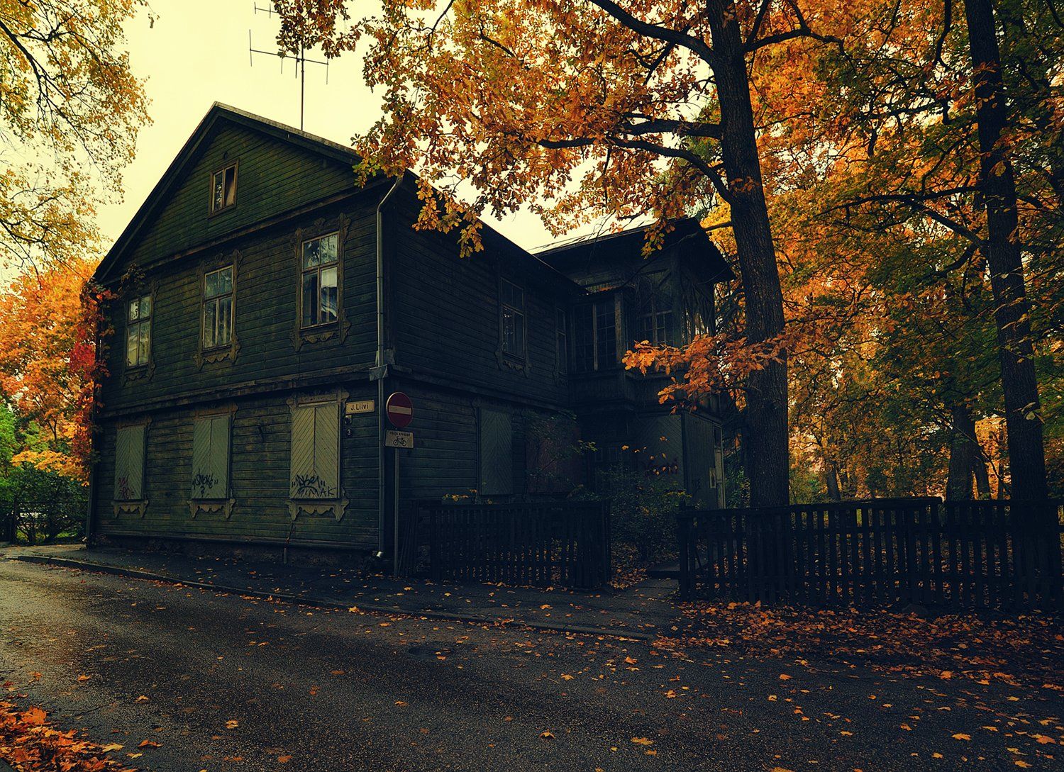 осень, городок, старый дом, Вьюшкин Игорь