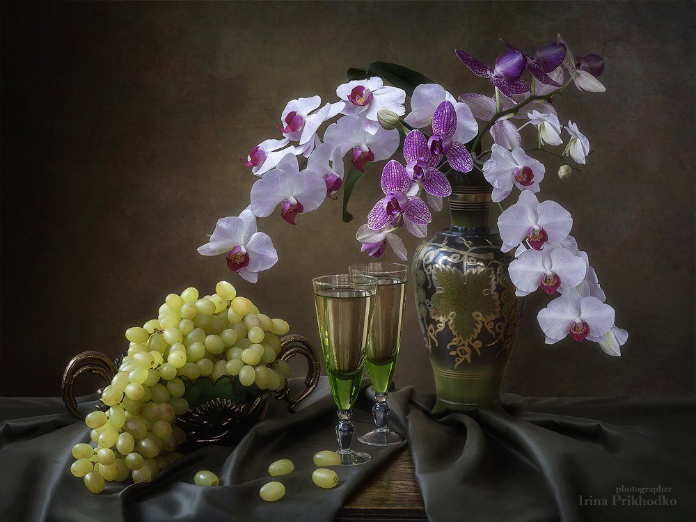 натюрморт, цветы, орхидеи, букет, белое вино, виноград, старинные вазы, Ирина Приходько