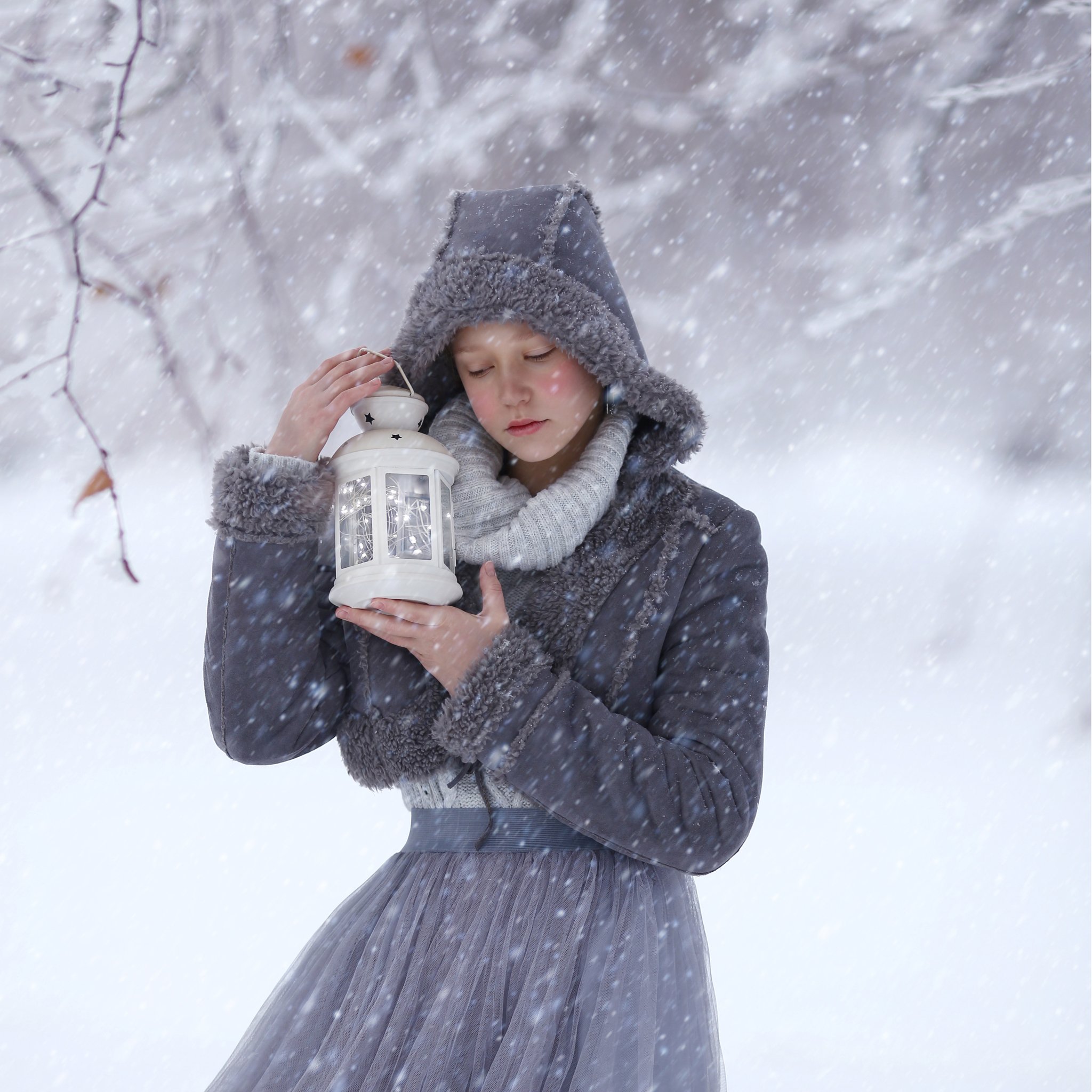 зима, снег, снегопад, монохром, девочка с фонариком, зимняя сказка, Ирина Голубятникова